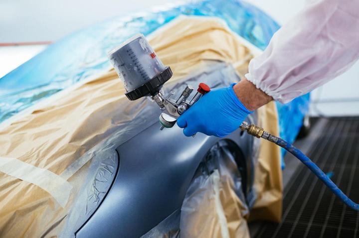 Garage spécialisé dans la peinture automobile proposant un service personnalisé.